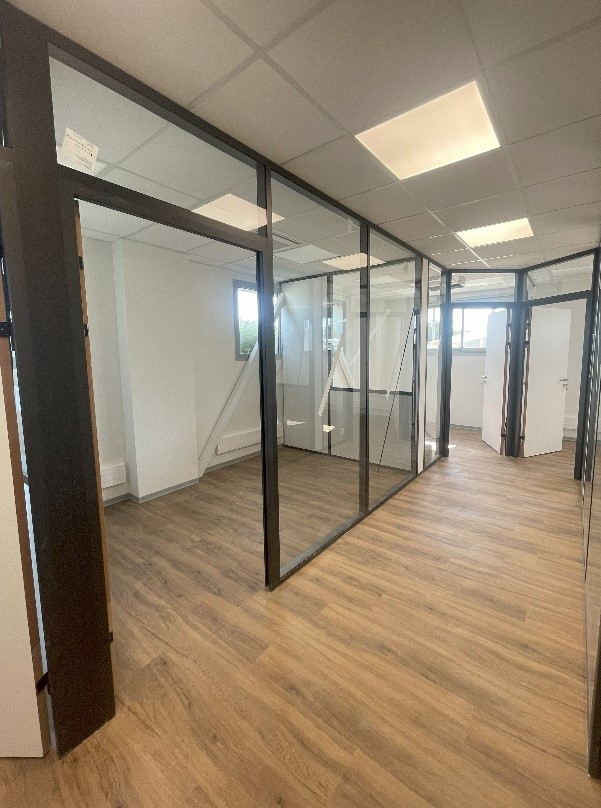 Cloison Amovible réalisée sur Toulon avec plafond suspendu et sol souple